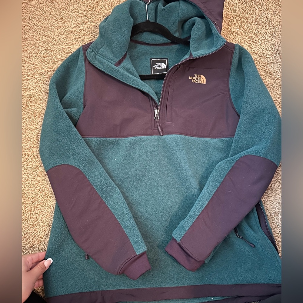 Women’s North face Quarter zip Hoodie